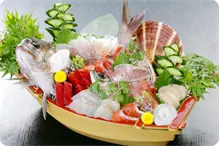 お刺身盛り合わせ（２人前） 季節の魚をふんだんに使った豪華な舟盛り。記念日や大切な日にご利用ください。お夕食を豪華に飾ります。
※季節によりお出しする魚が変わります。盛り付けは一例です。