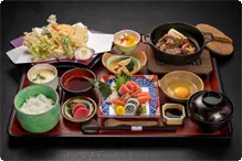 奥飛騨贅沢御膳 板長おすすめ！
飛騨牛のすき焼き・刺身の盛り合わせ・天婦羅の盛り合わせ・茶碗蒸し・小鉢・御飯・味噌汁・お漬物・デザート
