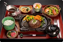 飛騨牛手こねハンバーグ御膳 大人気！飛騨牛100％
小鉢・サラダ・御飯・味噌汁・デザート付