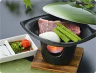 但馬牛の陶板焼き 厳選されたお肉をお好きな焼き加減で。