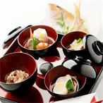 お食い初め膳※要予約(10日前まで) 赤ちゃんの成長を願う生後１００日の祝い事「お食い初め」
末広なら、気軽に行うことが出来ます。通常のプランを選んだ後、オプションで『お食い初め膳』をお申込みいただければ大丈夫です。基本的なお料理と鯛の尾頭、歯固め石もご用意。儀式のやり方は係がご案内いたしますので安心です。
両家の祖父母様とお泊りでいかがですか？【料理画像はイメージとなります】