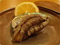 あわびの踊り焼き！ 今にも逃げ出しそうな活きのよさ♪
