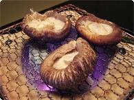 原木椎茸の炭火焼 奥津産の原木椎茸を炭火焼きで、お召し上がり下さい。
産地ならではの肉厚の椎茸は、新鮮そのものです。