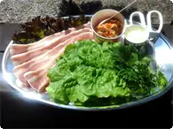 BBQサムギョプサルセット サムギョプサルセット　厚切り豚肉をバーベキューコンロで焼いて
お好みの大きさに・・・
キムチ・大葉・セロリスプラウト・玉ねぎの酢漬けと一緒に
サンチュに巻いてお召し上がりください。

3～4名用　２８００円