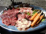 BBQファミリーセット 牛肉・豚肉・鶏肉・牛タン・ソーセージをセットに致しました。（焼肉のたれ付き）

3～4名用　３８００円