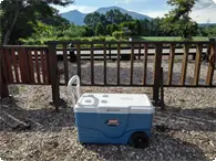 コールマン車輪クーラーボックス 上にドリンクホルダー付きの大型車輪付きクーラーボックスです。
