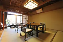 椅子とテーブル席のご用意 立ち座りのお楽なテーブル席（お部屋出しの際の一例）