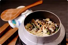 舞茸釜飯 地元舞茸たっぷりで人気の一品です。