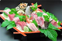 伊豆の地魚の刺盛（3～4人前） 伊豆の地魚刺盛3～4人前。ネタの指定はお受けできませんが、おいしさと新鮮さは保証付きです。（ネタは日によって異なります）