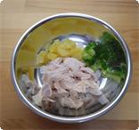 愛犬用ご飯／野菜MIX（Mサイズ） 国産ササミと野菜のボイルです。
約１００ｇ（ササミ約2.5本分＋サツマイモ＆ブロッコリー）