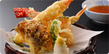 追加料理　天ぷら盛り合わせ 季節に応じた具材をさっくりと揚げて、満足感のある一皿です。