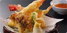 追加料理　天ぷら盛り合わせ 季節に応じた具材をさっくりと揚げて、満足感のある一皿です。