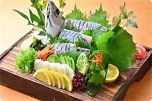 関アジのお造り 流れの速い海域で揉まれた関アジは身が引き締まり、弾力のある歯ごたえが魅力です。
新鮮な関アジのお造りです。