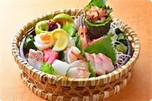 海の幸の宝石箱！お刺身盛り合わせ まるで宝石箱のように美しい刺身の盛り合わせです。
新鮮な魚介をご賞味くださいませ。