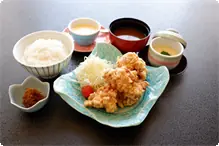 お子様ランチ（国産若とり唐揚） お子様ランチ
国産若とり唐揚げ・茶わん蒸し・佃煮・ごはん・みそ汁・デザート