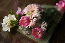 お祝い花束 何かのお祝いで「花束」御入用な場合用意させて頂きます。２，０００円(税別)よりご予算お申し付け下さい。