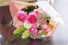 お祝い花束 何かのお祝いで「花束」御入用な場合用意させて頂きます。２，０００円(税別)よりご予算お申し付け下さい。