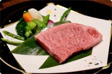 飛騨牛A5等級ステーキ　100ｇ 肉質全国一にも輝いた『飛騨牛』の銘柄は、
岐阜県内において４～５等級に認定された牛肉のみに与えられますが、
その中にあって、希少で最高峰のA５等級。
生後より一貫して飛騨古川の畜産家に育てられた
選りすぐりでこだわりのステーキ100ｇをご用意いたします。