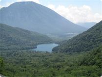 金精峠からは男体山とその手前にある湯の湖が眺望できます。