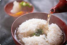 Tanuki food that reproduces the banquet dishes of the Warring States period
Various ingredients are hidden under the white rice.
Please enjoy the soup stock that is particular to the old seasonings.