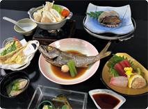 季節の和食膳のイメージとなります。煮魚の種類は日によって変わります。