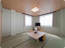 本館和室１０畳のお部屋です。
ナチュラルな木の質感と落ち着いた色調のお部屋でごゆっくりおくつろぎ下さい。