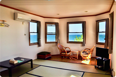雰囲気のある窓枠が特徴的！
目の前に広がる琵琶湖は絶景です。
小グループやご家族にオススメ
★添い寝幼児は大人1名に1名まで可。
共有の浴場は炭酸温泉にリニューアル