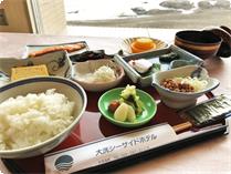 当館の朝食は和食膳となっております。
焼き魚、しらす、納豆、当館特製「のりわさびの佃煮」など…ご飯がすすむおかずをご用意いたします。