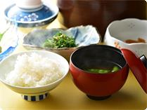 地元産「つや姫」、女将会手作り味噌のお味噌汁など、体がほっこりする和食膳。
