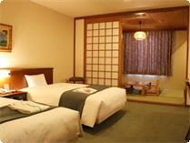 和洋室【35.3㎡】。６畳の和室部分に布団２組使用可。
合計４名宿泊可能です！