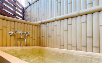 ヒノキ浴槽の露天風呂。温泉「白銀の湯」を使用。榛名山の爽やかな風を感じながらのお風呂が楽しめます。※シャワーなし、洗い場なし。