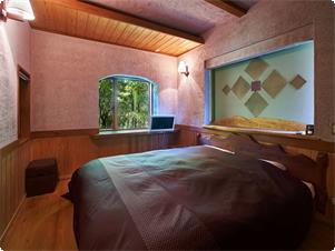 【特別室】なでしこ・土の塗り壁のベッドルーム