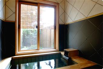 ・温泉内湯付客室　吉祥の間のお風呂。
・ゆったりお風呂で、お客様だけの温泉がお楽しみ頂けます。