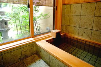・温泉内湯付客室　妙風の間のお風呂。
・ゆったりお風呂で、お客様だけの温泉がお楽しみ頂けます。