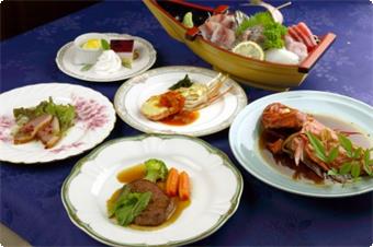 和洋折衷料理の一例・・・舟盛りと金目鯛の姿には２名様分です。