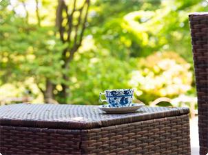 コーヒーラウンジのテラス席です。青空の下、庭をながめながら薫り高いコーヒーはいかがですか？