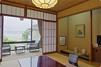 眼下に日本庭園、その先に宍道湖を眺められる客室です。