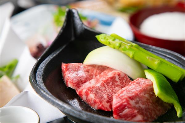 料理長厳選の和牛や神戸牛のルーツ但馬牛。
お好みの焼き加減でお召し上がりください。