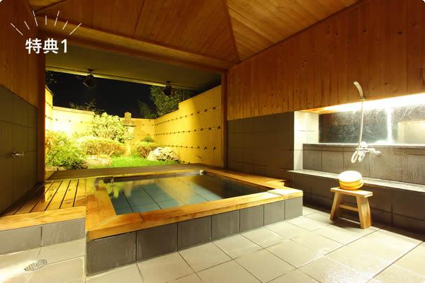木曾桧による半露天風呂と木曽川上流の「木曾五木」を多用した浴室がありプライベート空間をお楽しみいただけます。
※貸切風呂は温泉ではございません。