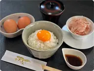 朝食 卵かけご飯※要予約(4日前迄) 通常料金にワンコイン（500円税別）追加で、朝食をグレードアップ！
「名古屋コーチンの卵」と、こだわりの「花がつお」のＴＫＧ卵かけご飯をお付けします。お好みで「だし醤油」をかけてお召し上がりください。おかわり必須の為、卵は２個お付けします！