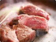 但馬牛のステーキ（60ｇ） 日本の和牛の素といわれる但馬牛（たじまぎゅう）。
甘みのある脂と赤身の旨みを両方味わえるロースをステーキでどうぞ。
焼きたての熱々を特製のソースでお召し上がりください。