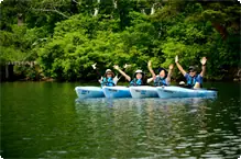 高原の池でカヌー 