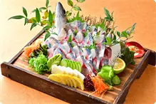 関サバのお造り 流れの速い海域で育つ関サバは身が引き締まっており、弾力のある歯ごたえが魅力です。
脂の乗った美味しい関サバをお造りにしました。