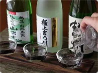 長岡の地酒三種のみ比べセット 長岡市の人気酒蔵３軒の地酒をセットにしました。
（容量：約６０ml×３杯）