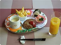ハンバーグプレート 幼児のお子様用の夕食です。