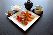 お子様フライセット ・揚物（海老フライ.鶏から揚げ.ウインナー）・小鉢（しらす佃煮）・茶碗蒸し
・南知多わかめ味噌汁・ごはん