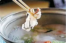 タコしゃぶ　 島で獲れる大きなマダコを昆布出汁でしゃぶしゃぶしてポン酢で召し上がっていただきます。柔らかくさっぱりした味わいは高齢のお客様にも好評です。