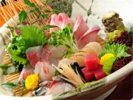 地元鮮魚店舟盛（表示料金二人前） 日本海の舟盛り（内容の指定は出来ません！鮮魚店お任せ）